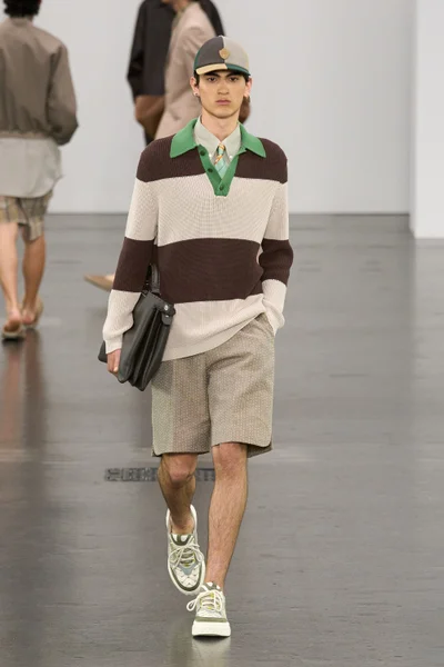 Look 16